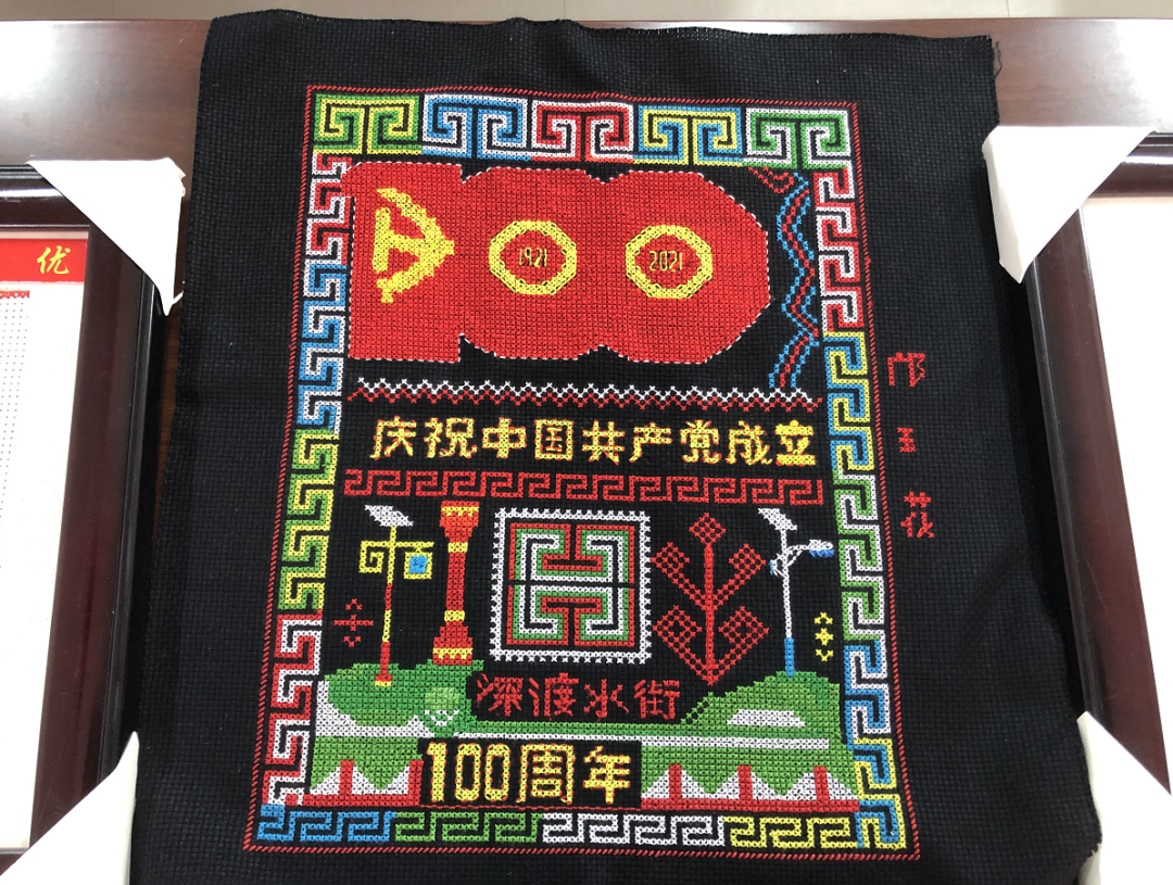 红,黄,绿三种颜色为主色调,将建党百年与瑶族特色长鼓,图腾,花纹相