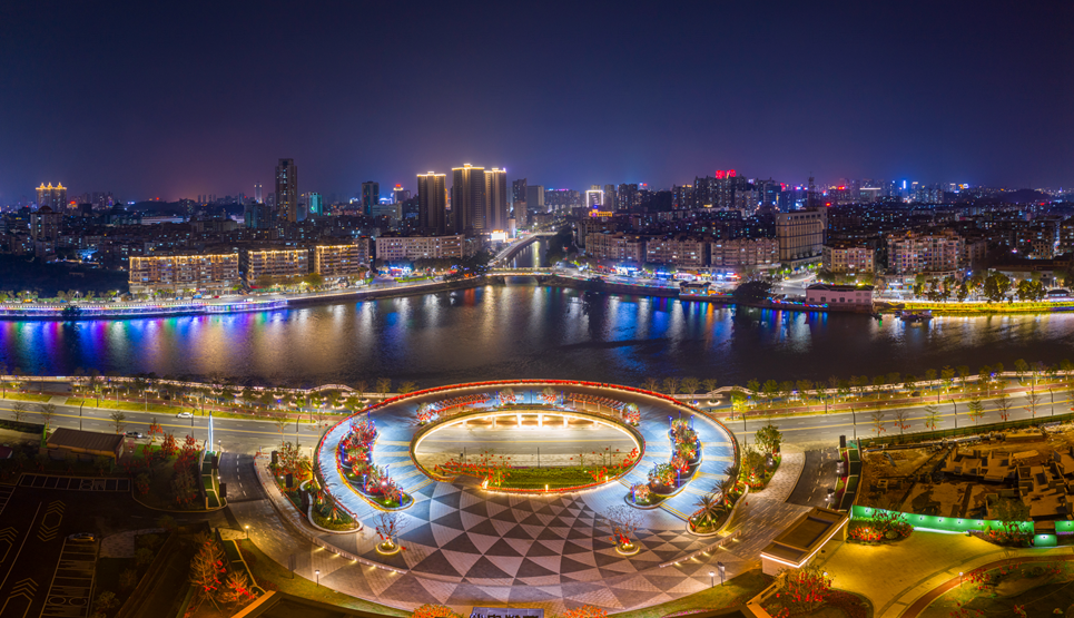 彭伟宗摄欣赏醉美夜景江门城市阳台灯光璀璨河面波澜不惊,平静如镜