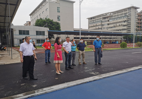 复学典礼后,汤惠红一行对学校复学情况及训练场馆进行了专项检查.