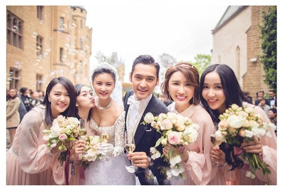 伴郎团也是帅出天际,胡歌,刘昊然,吴奇隆等人都来捧场了,婚后两人的