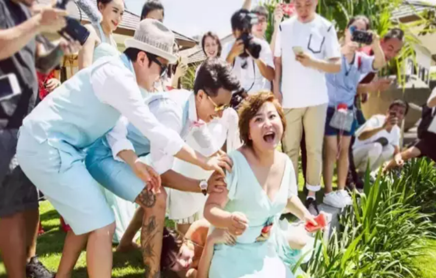 男子婚闹绑伴娘强吻