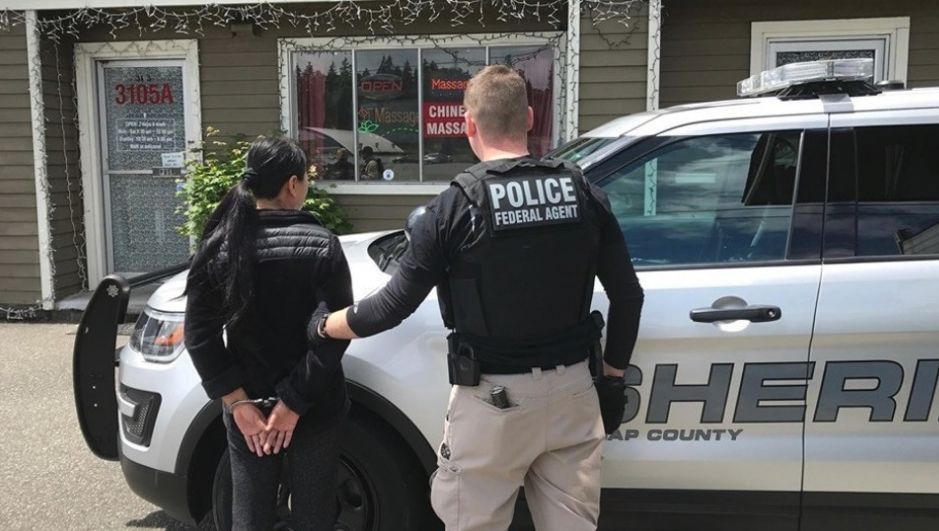 4名华女卖淫被抓不认罪，嫖客背景深厚，警察不敢动（图） - 1