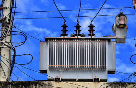 高压负荷开关、断路器、隔离开关，它们的作用与区别你了解吗？的图1