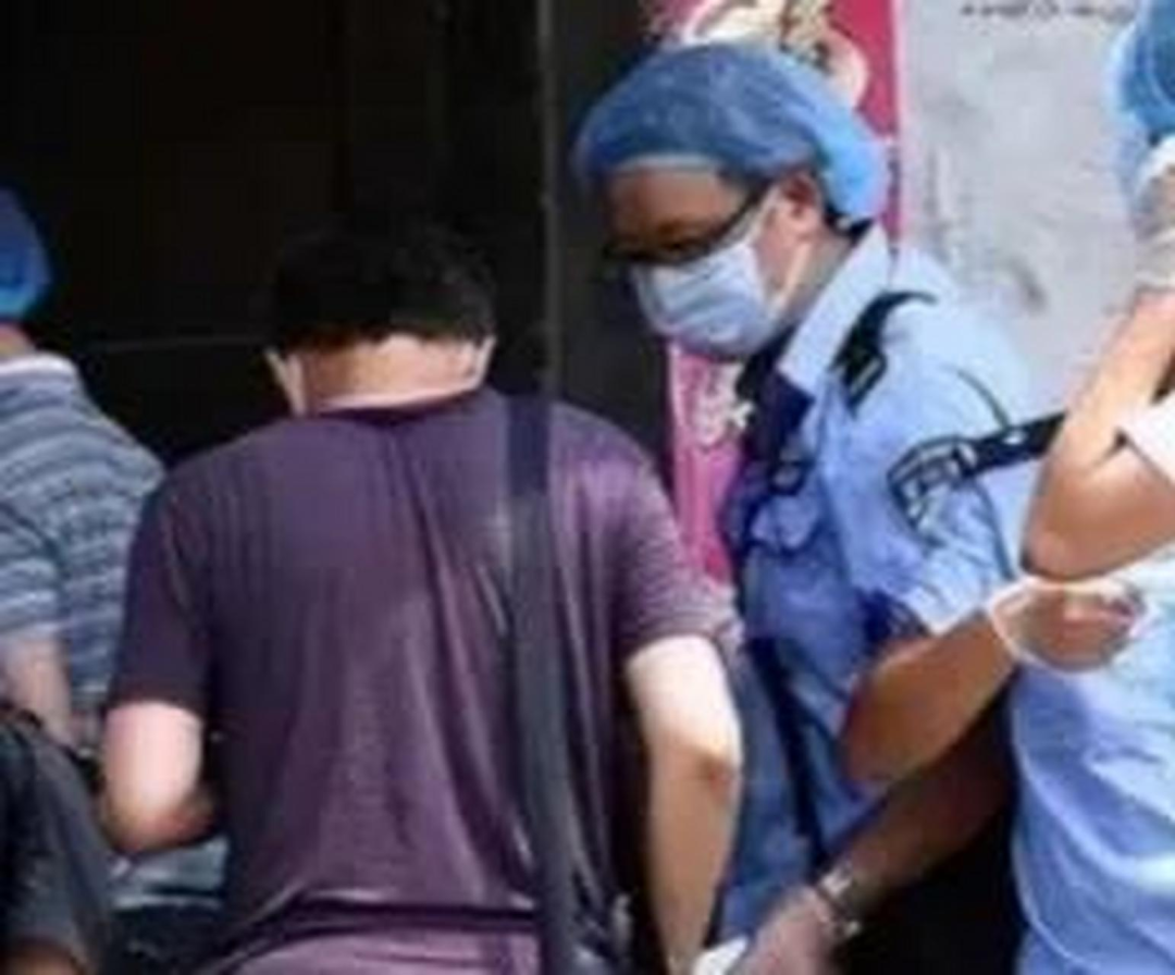 当警察面砍死邻居,浙江一男子持刀杀害邻居全家，当着警察的面行凶并怒吼：羞辱我妻子..
