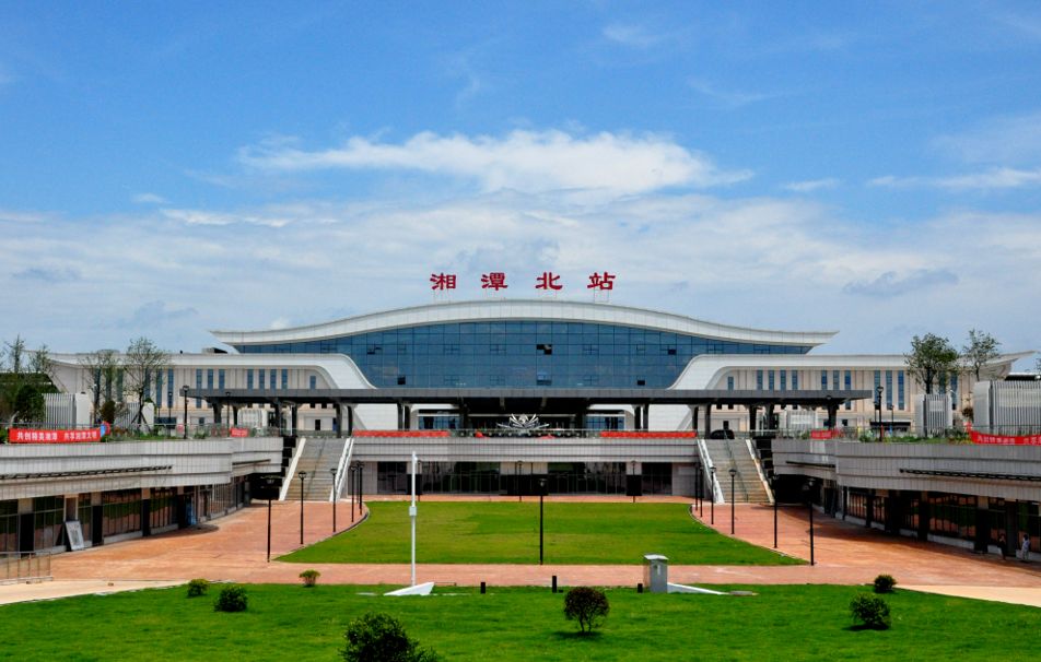 十五年来,随着湘潭经开区基础设施建设风生水起,一条条园区主干道建成