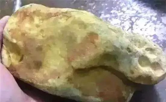 皮壳凹凸不平的翡翠原石赌石, 行家低价收购, 切开后表现惊人