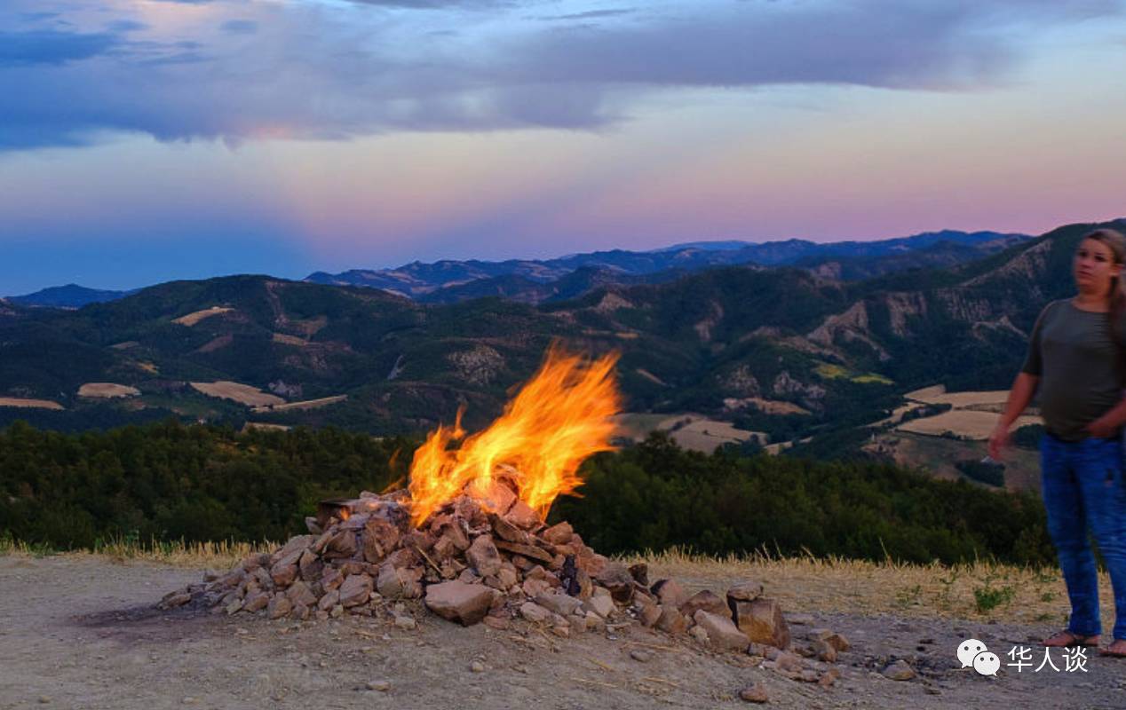 【萌哭】意大利最小火山 ,火焰让人想吃烧烤