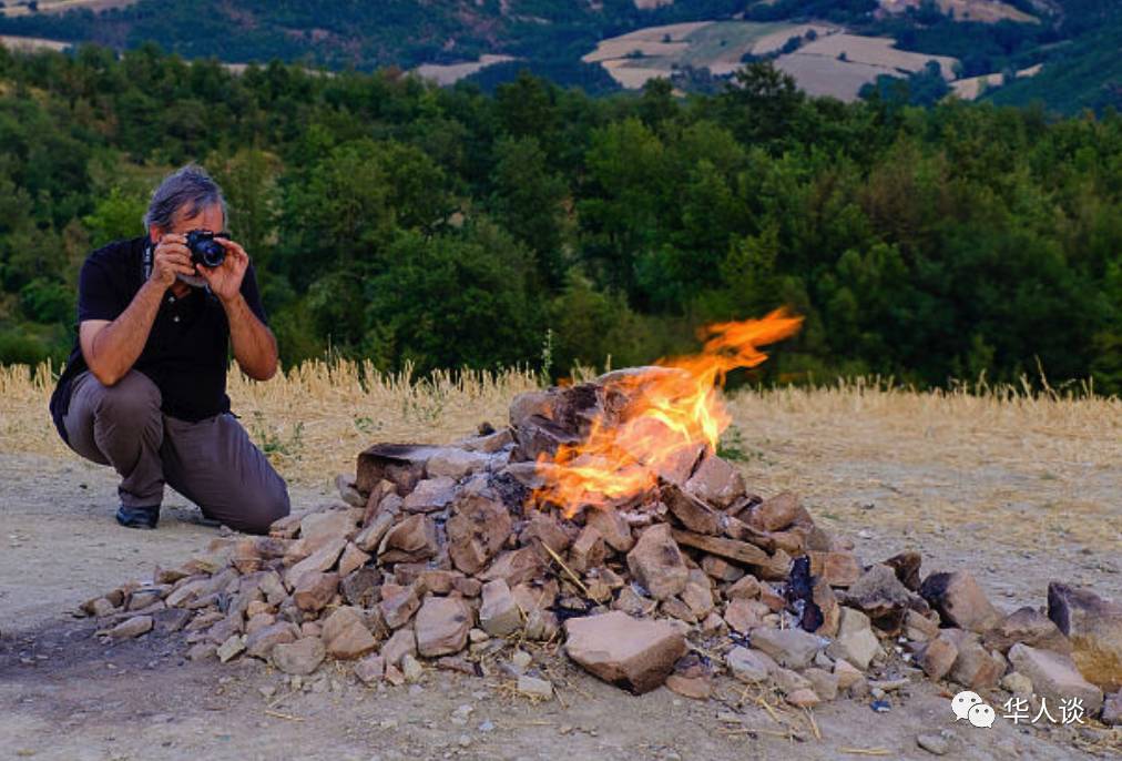 【萌哭】意大利最小火山 ,火焰让人想吃烧烤