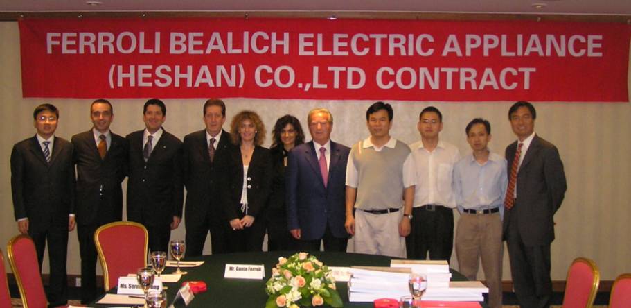 初入君合的何侃律师(左一)第一次独立完成一并购项目后留影