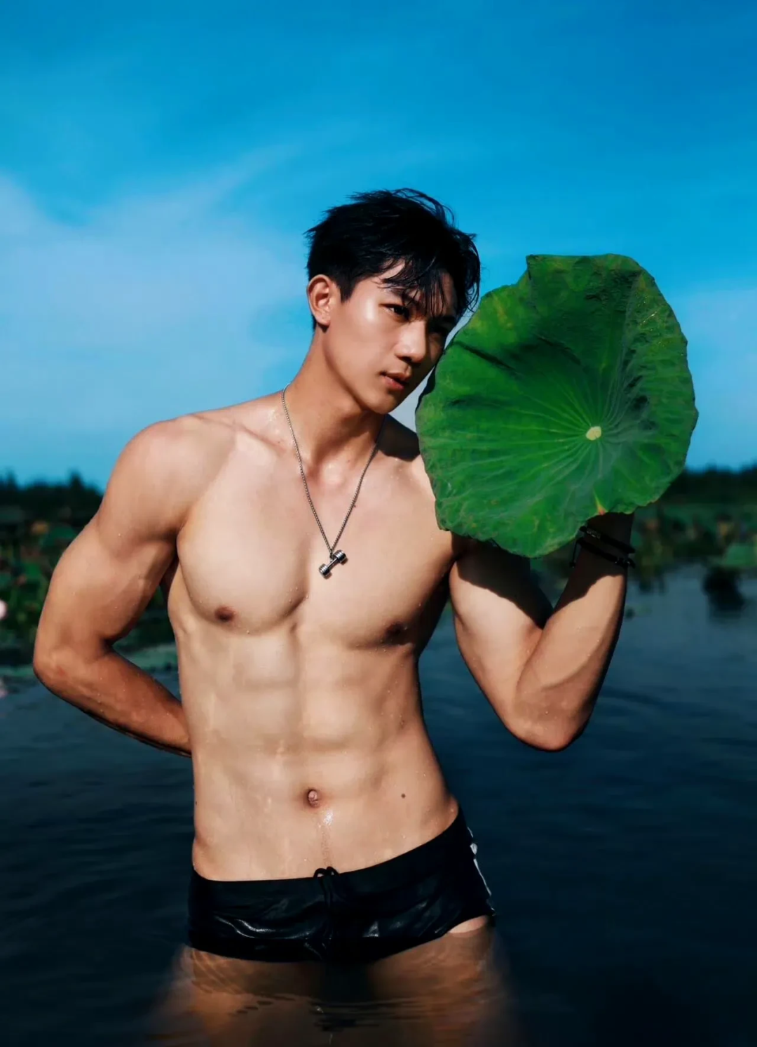 图片[1]-荷叶上大包泳裤肌肉男六块硬腹肌-小蓝短视频