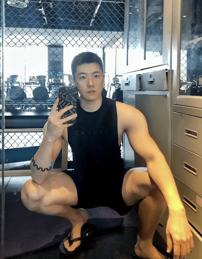 图片[6]-冷白皮肌肉0，大翘臀白白香香的真好看-小蓝短视频