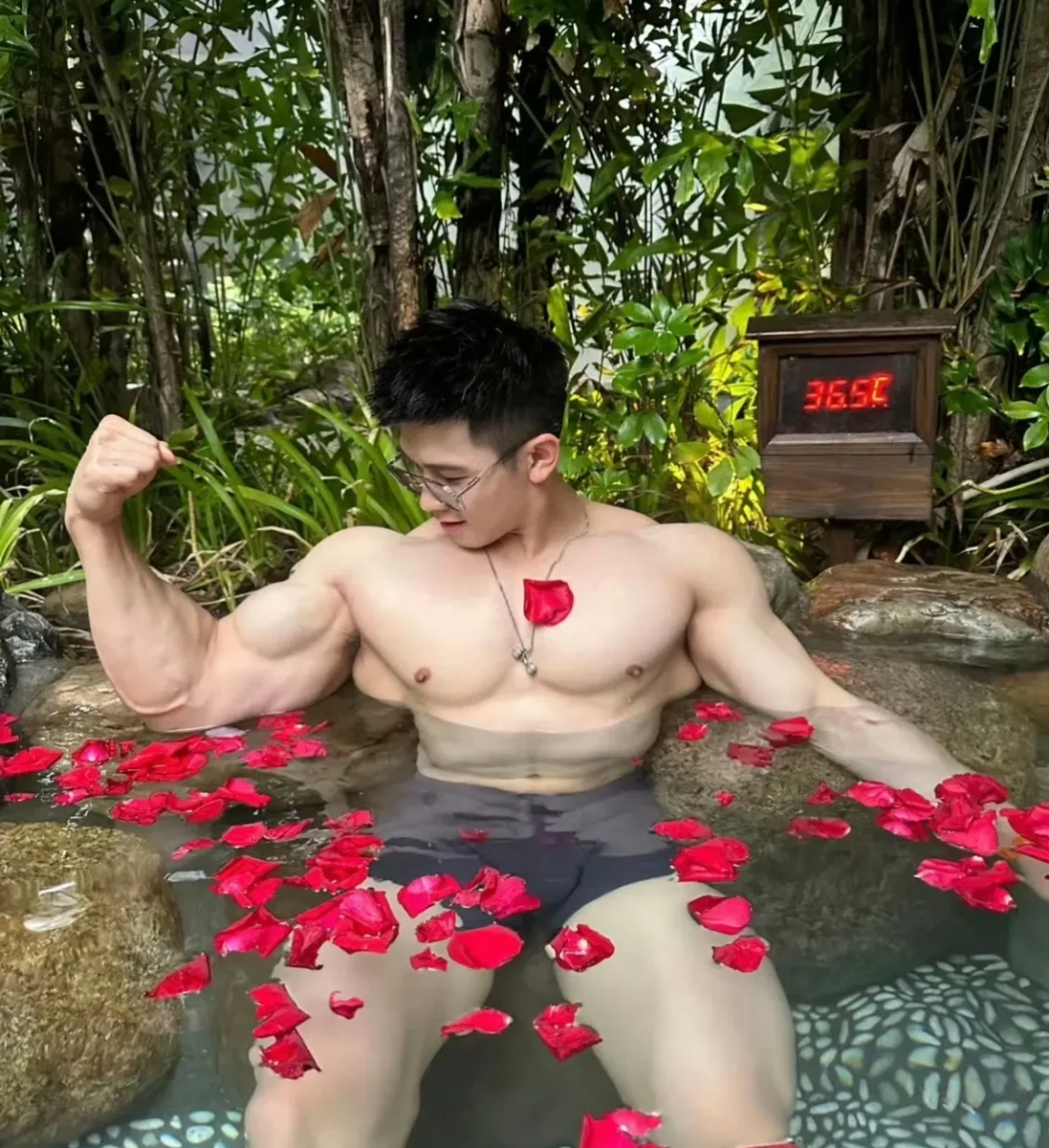 图片[9]-荷叶上大包泳裤肌肉男六块硬腹肌-小蓝短视频