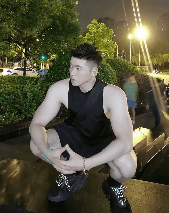 图片[4]-冷白皮肌肉0，大翘臀白白香香的真好看-小蓝短视频