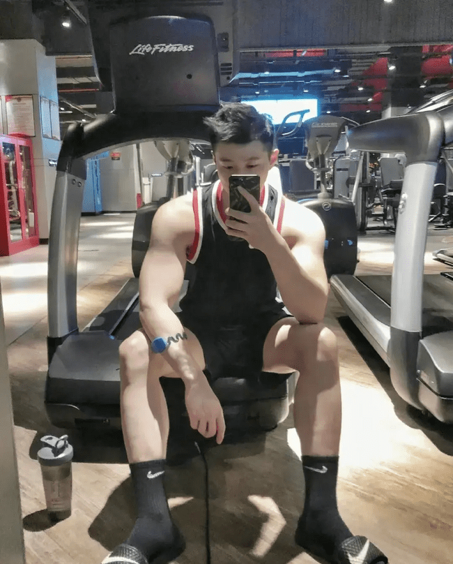 图片[7]-冷白皮肌肉0，大翘臀白白香香的真好看-小蓝短视频