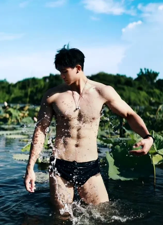 图片[3]-荷叶上大包泳裤肌肉男六块硬腹肌-小蓝短视频