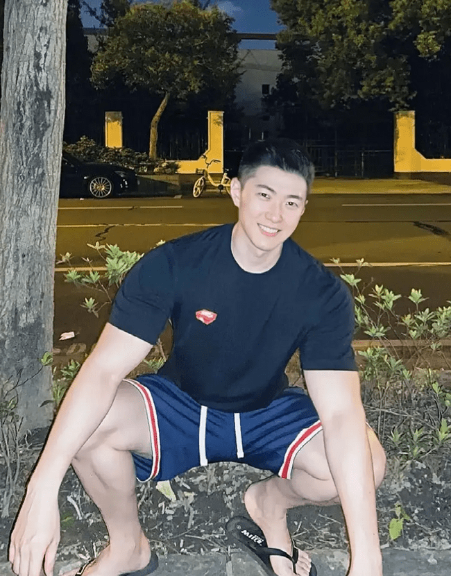 图片[5]-冷白皮肌肉0，大翘臀白白香香的真好看-小蓝短视频