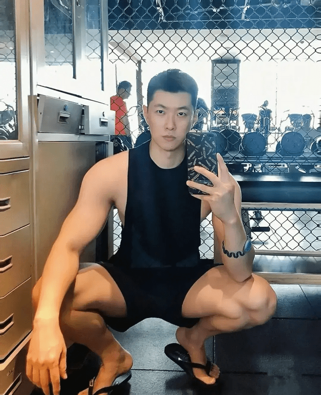 图片[8]-冷白皮肌肉0，大翘臀白白香香的真好看-小蓝短视频