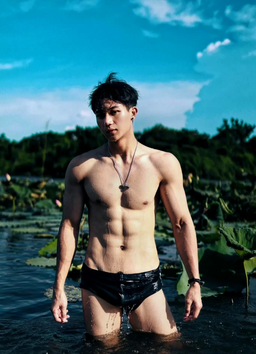 图片[2]-荷叶上大包泳裤肌肉男六块硬腹肌-小蓝短视频