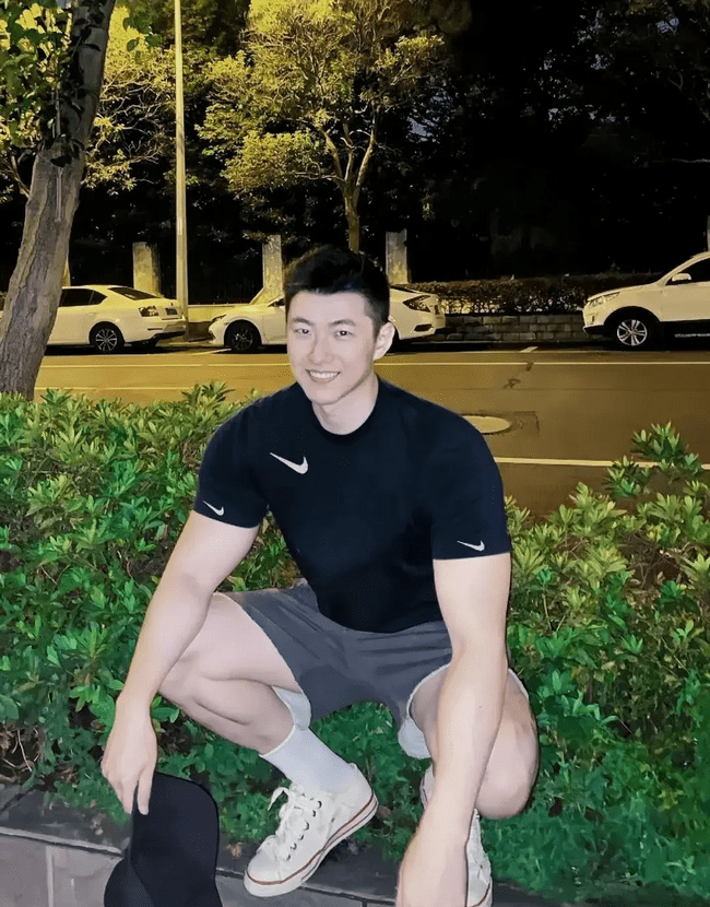 图片[11]-冷白皮肌肉0，大翘臀白白香香的真好看-小蓝短视频