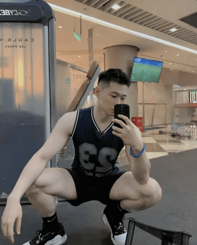 图片[27]-冷白皮肌肉0，大翘臀白白香香的真好看-小蓝短视频