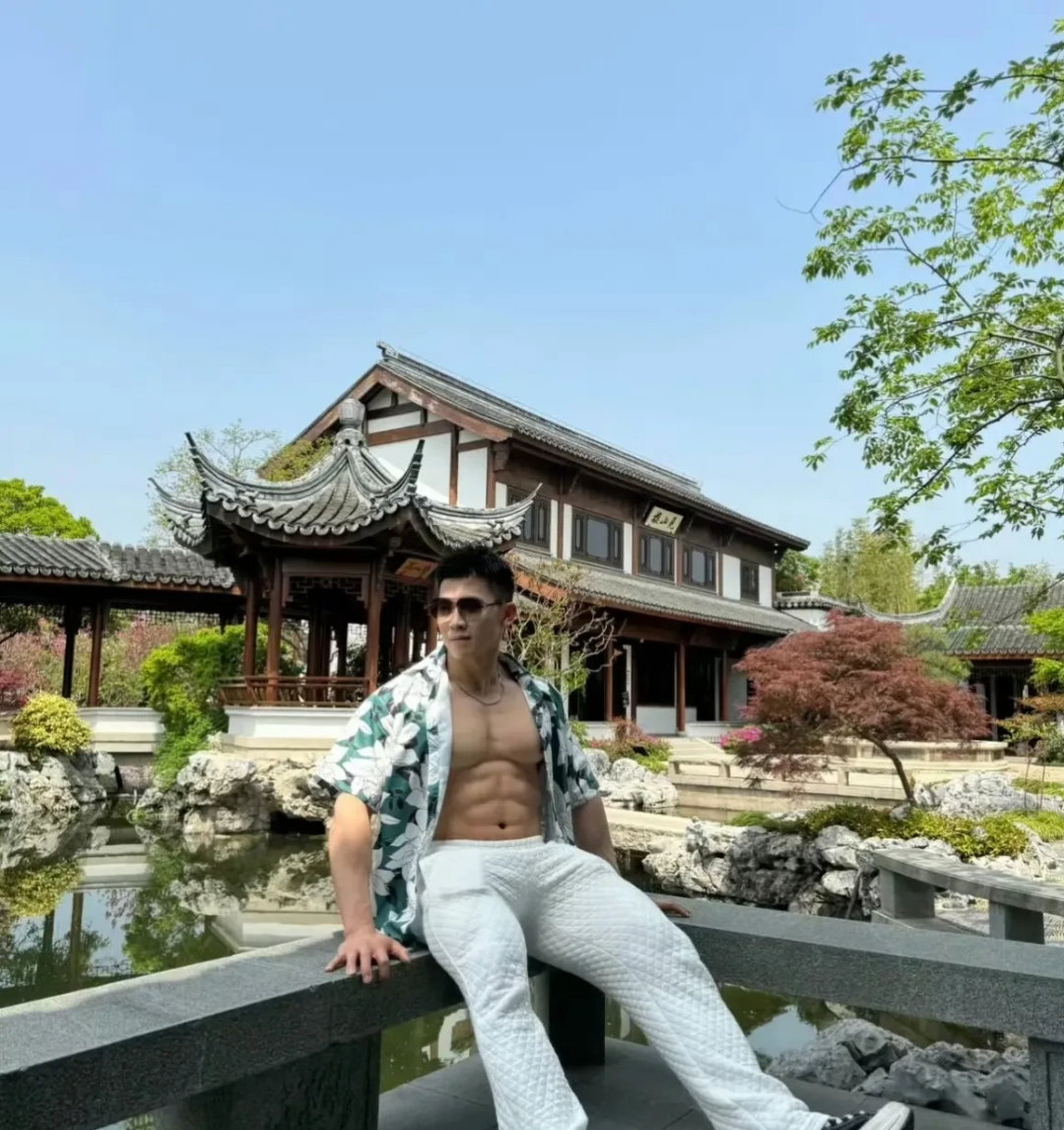 图片[12]-荷叶上大包泳裤肌肉男六块硬腹肌-小蓝短视频