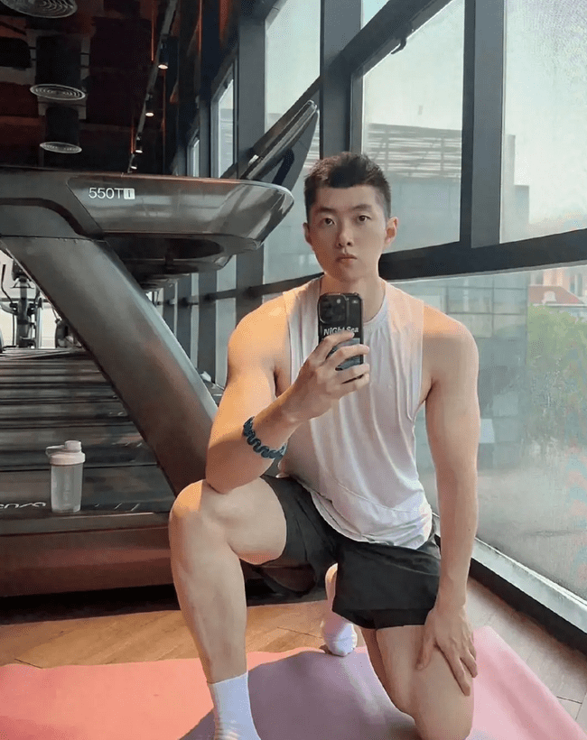 图片[1]-冷白皮肌肉0，大翘臀白白香香的真好看-小蓝短视频