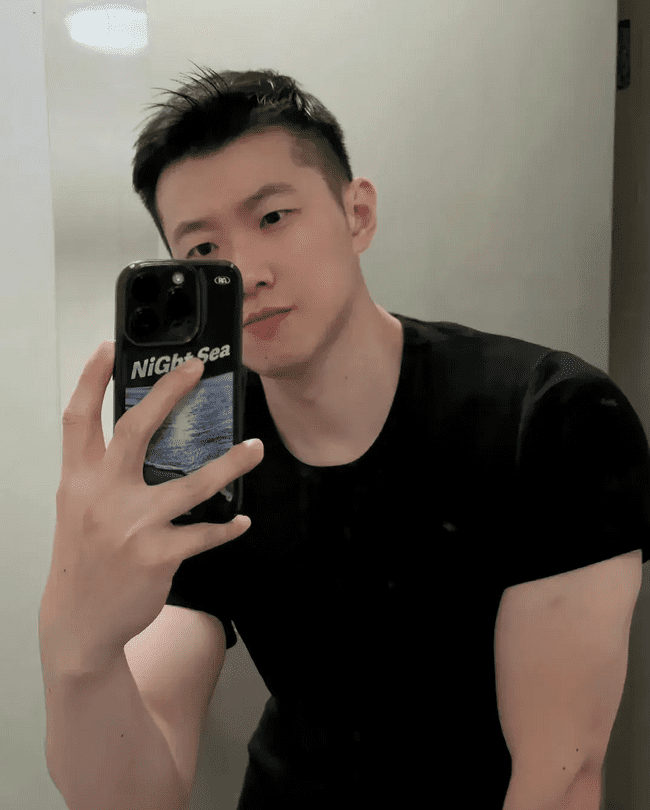 图片[9]-冷白皮肌肉0，大翘臀白白香香的真好看-小蓝短视频