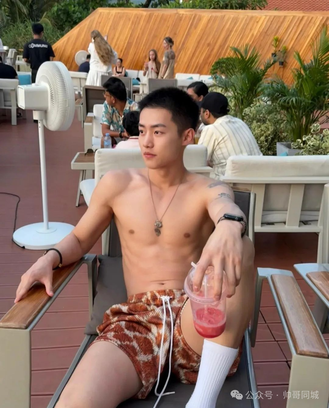 薄肌寸头帅哥狙击通讯录们的心脏