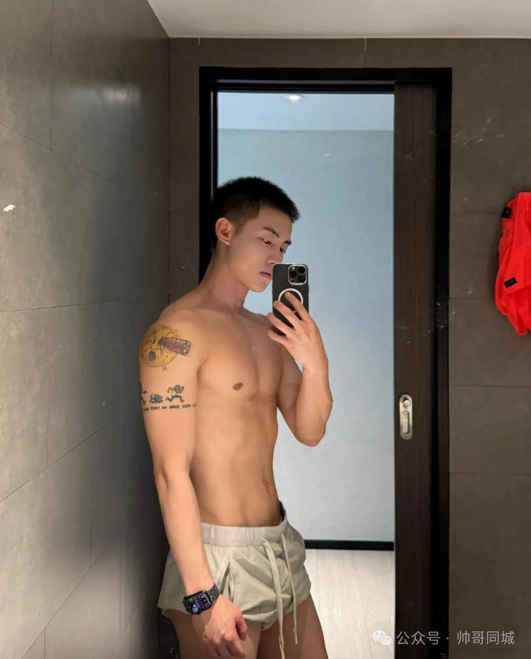 薄肌寸头帅哥狙击通讯录们的心脏