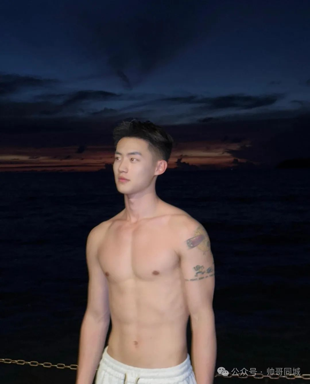 薄肌寸头帅哥狙击通讯录们的心脏