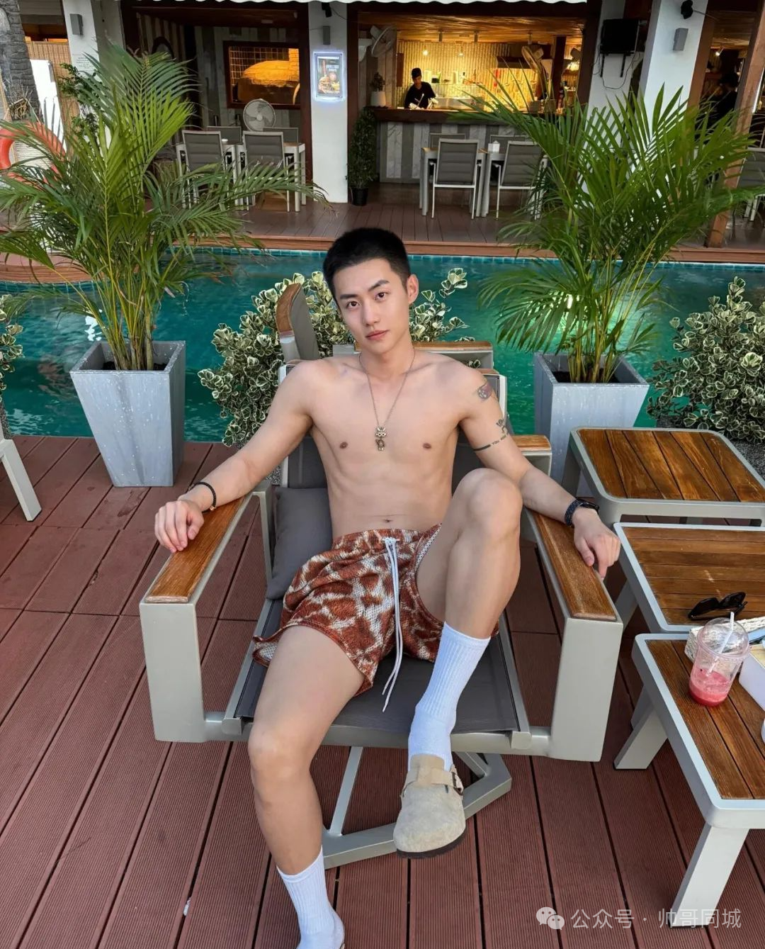 薄肌寸头帅哥狙击通讯录们的心脏