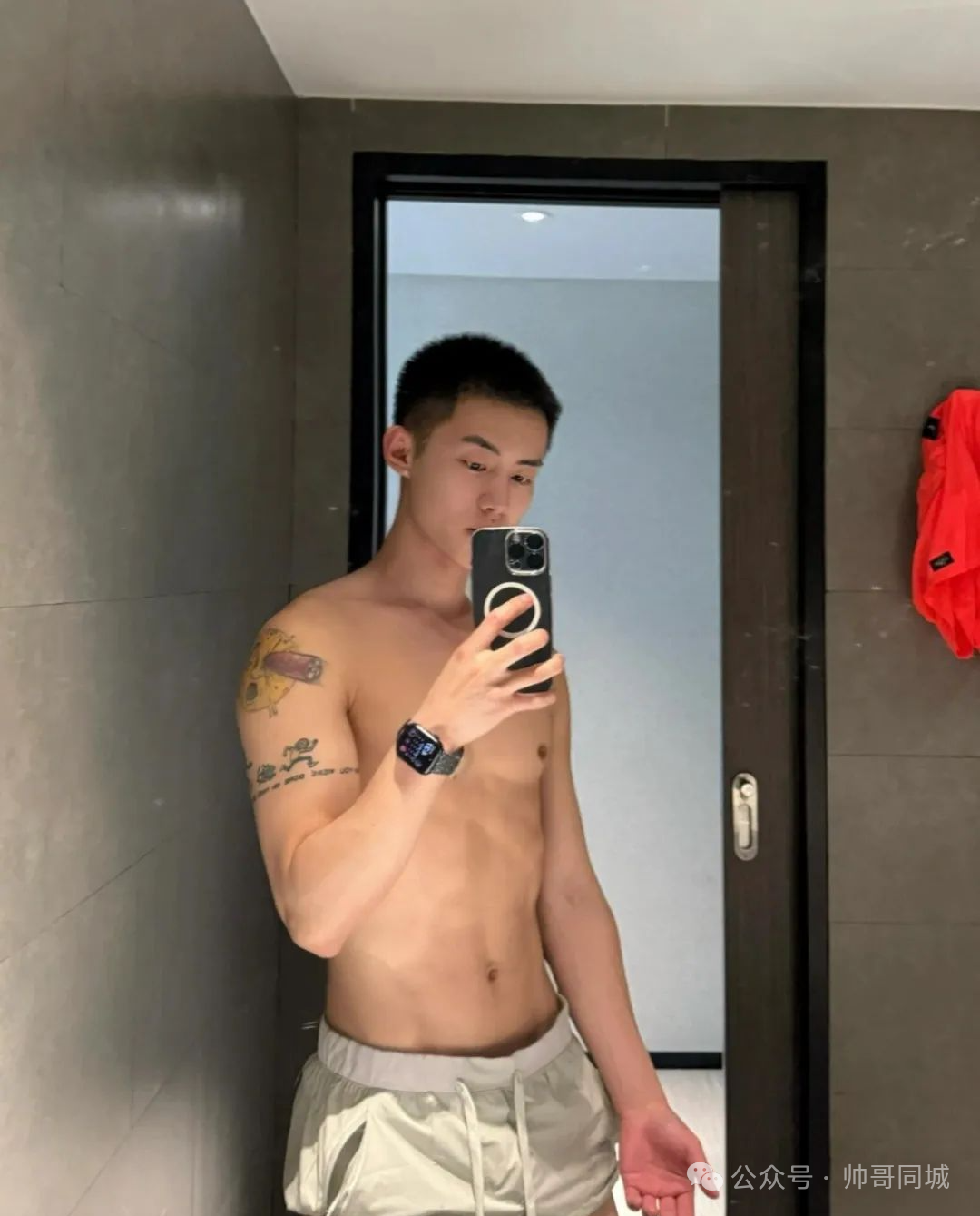 薄肌寸头帅哥狙击通讯录们的心脏