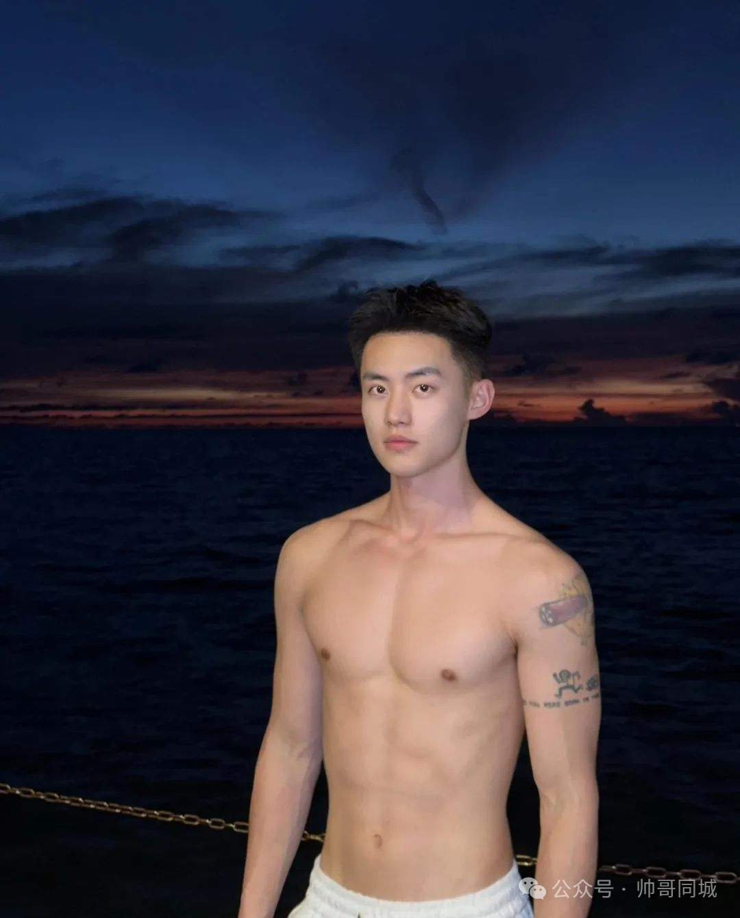 薄肌寸头帅哥狙击通讯录们的心脏