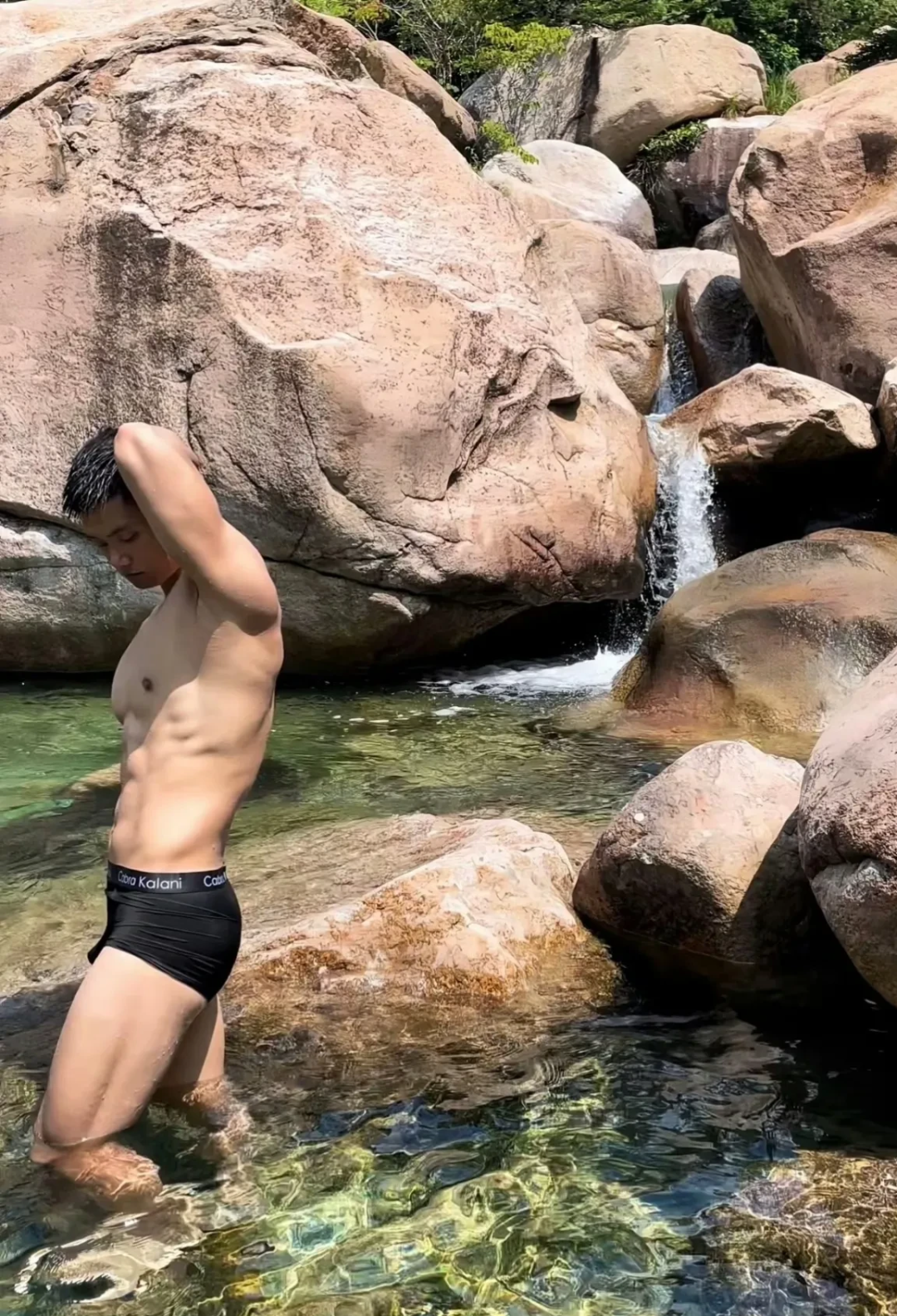 图片[3]-水池里的肌肉猛男，大包顶上天太硬了！-小蓝短视频