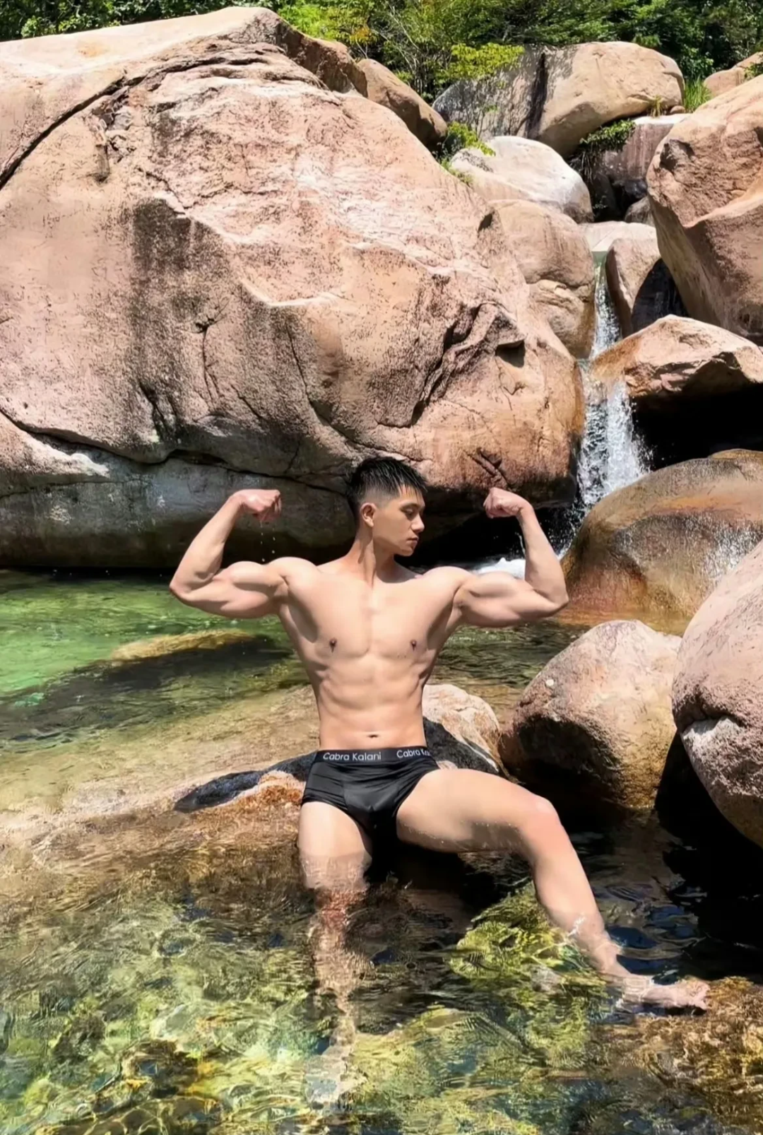 图片[4]-水池里的肌肉猛男，大包顶上天太硬了！-小蓝短视频