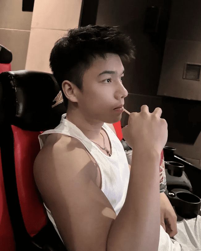 图片[7]-白嫩阳刚帅气篮球体育生，做你老公你会几点回家？-小蓝短视频