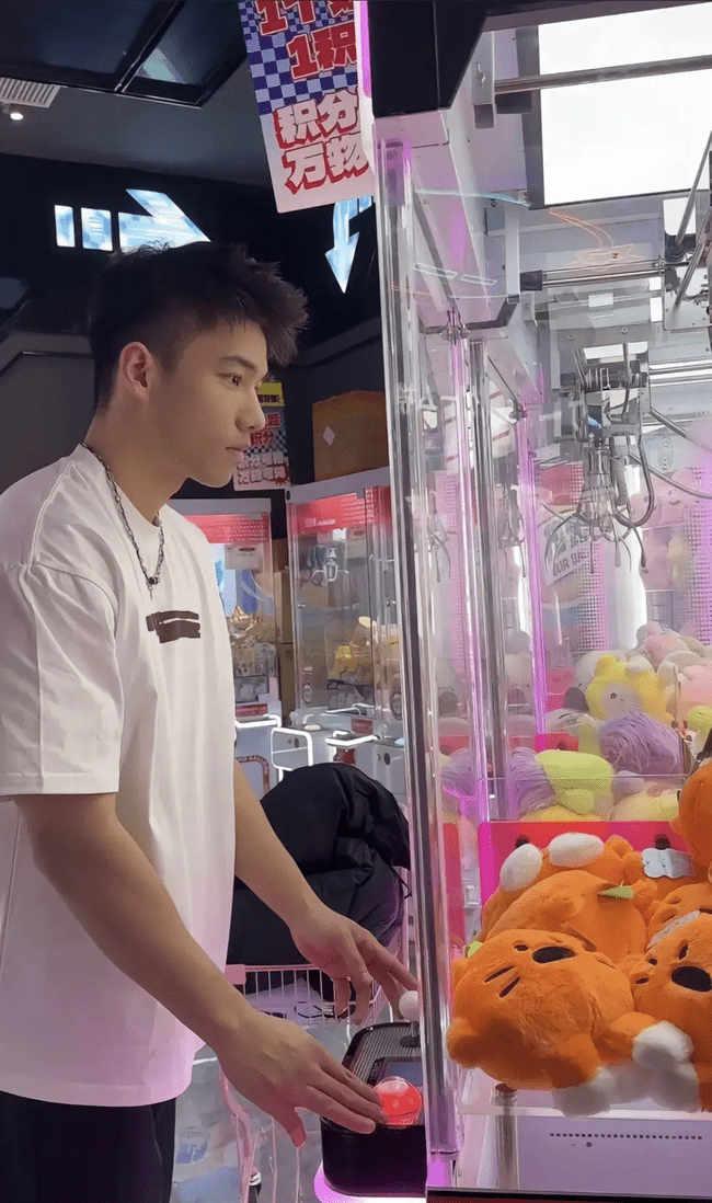 图片[3]-白嫩阳刚帅气篮球体育生，做你老公你会几点回家？-小蓝短视频