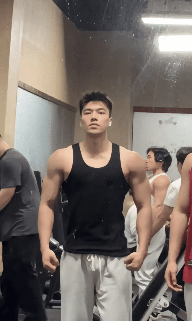 图片[10]-白嫩阳刚帅气篮球体育生，做你老公你会几点回家？-小蓝短视频