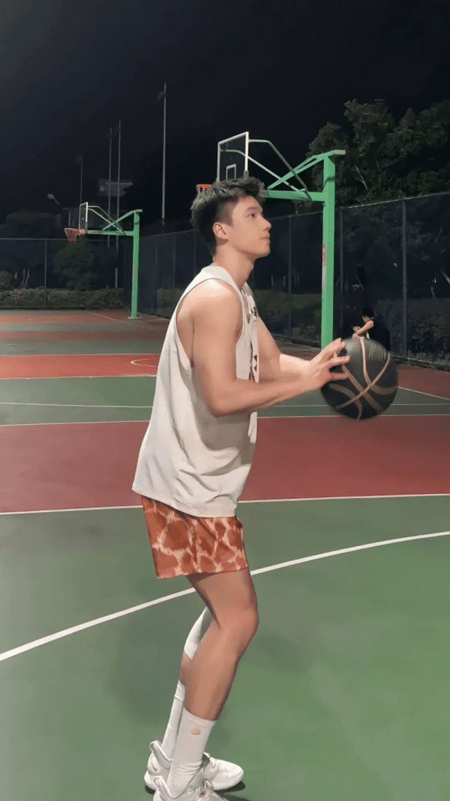 图片[19]-白嫩阳刚帅气篮球体育生，做你老公你会几点回家？-小蓝短视频