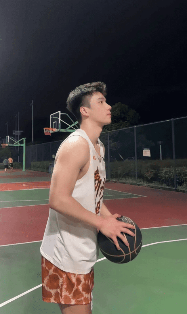 图片[18]-白嫩阳刚帅气篮球体育生，做你老公你会几点回家？-小蓝短视频