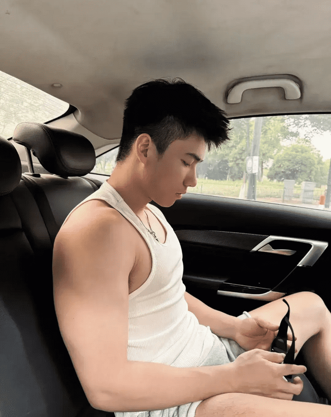 图片[8]-白嫩阳刚帅气篮球体育生，做你老公你会几点回家？-小蓝短视频