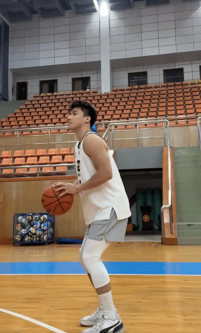 图片[15]-白嫩阳刚帅气篮球体育生，做你老公你会几点回家？-小蓝短视频