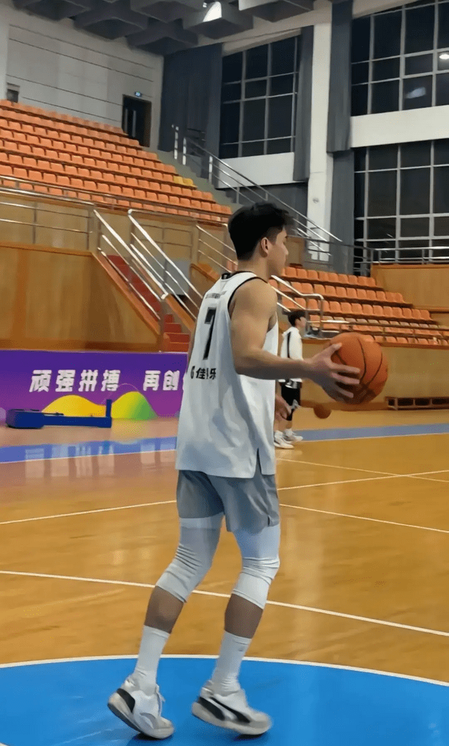 图片[16]-白嫩阳刚帅气篮球体育生，做你老公你会几点回家？-小蓝短视频