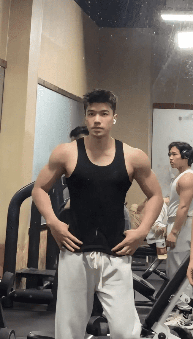 图片[11]-白嫩阳刚帅气篮球体育生，做你老公你会几点回家？-小蓝短视频
