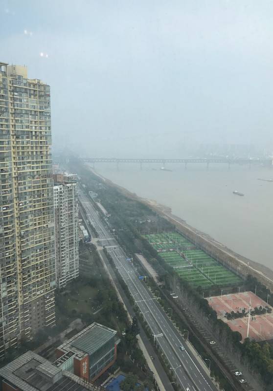 试想如果是夜幕降临,窗外是车水马龙,灯火通明的江边美景,窗边是一闪