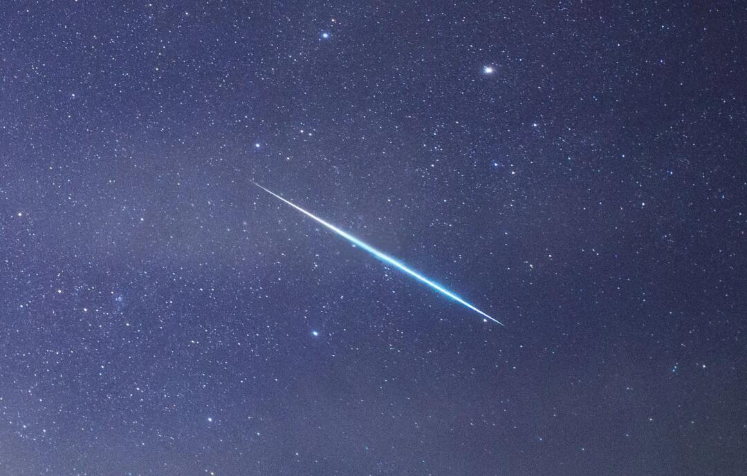 美上空现黑色UFO 呈三角形边缘发光