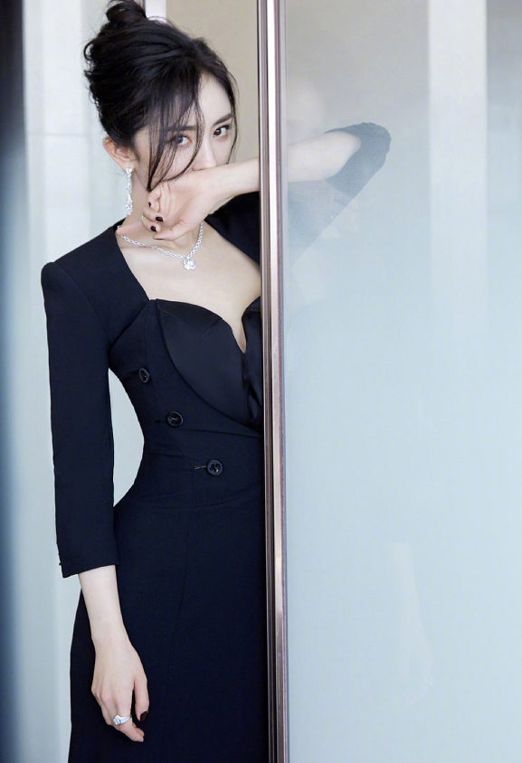 美得高级!杨幂拾光盛典造型,穿一袭黑色开叉裙秀大长腿-微信头条网 美得高级!杨幂拾光盛典造型,穿一袭黑色开叉裙秀大长腿