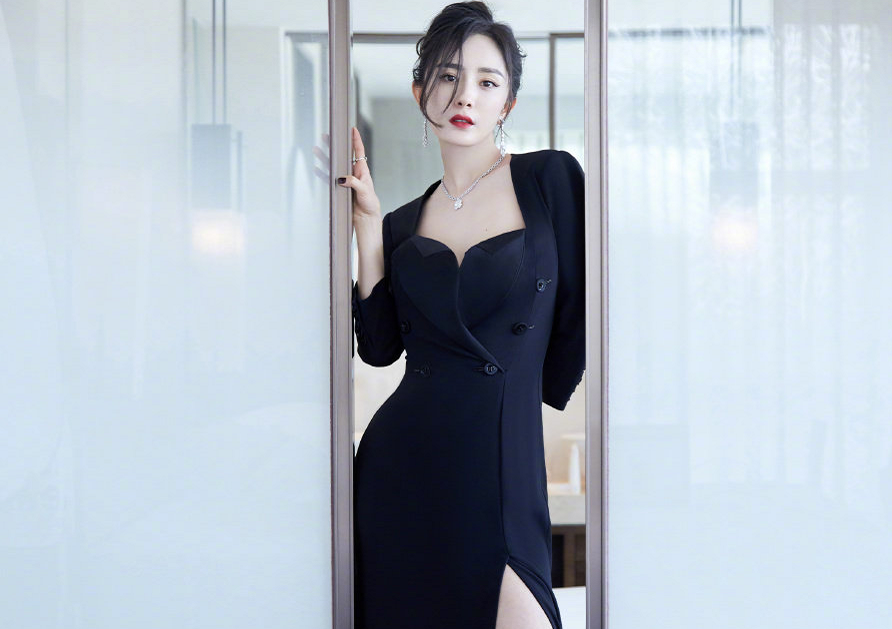 美得高级!杨幂拾光盛典造型,穿一袭黑色开叉裙秀大长腿-微信头条网 美得高级!杨幂拾光盛典造型,穿一袭黑色开叉裙秀大长腿