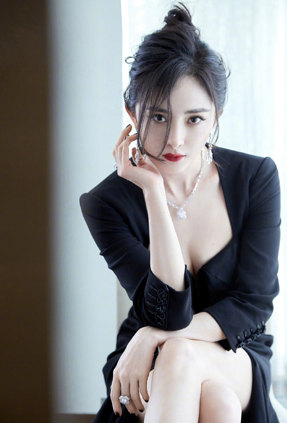 美得高级!杨幂拾光盛典造型,穿一袭黑色开叉裙秀大长腿-微信头条网 美得高级!杨幂拾光盛典造型,穿一袭黑色开叉裙秀大长腿