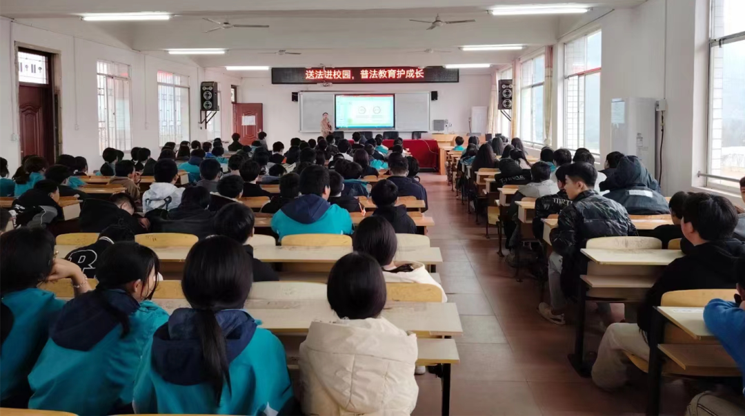 在大圩中学,县司法局邀请了灵川县"八五"普法讲师团成员,广西剑化梨
